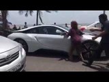 Shahrukh Khan's Bodyguards Throw Away a Poor Women Who Tries to Stop his Car