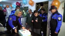 13 Yaşındaki Utku'ya Ceza Bahanesiyle Polis Noktasında Sürpriz Doğum Günü