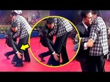 Akshay Kumar Shows Respect For Amitabh Bachchan By Touching His FEET In Public At IFFI 2017 Goa