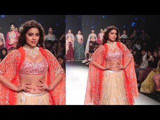 Shriya Saran LOOKS GORGEOUS on Ramp at Bombay Times Fashion Week Day 2