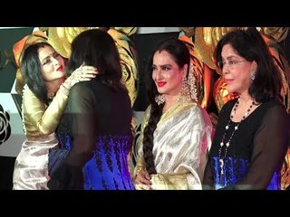 Rekha SHOWS LOVE & RESPECT For Zeenat Aman At Lux Golden Rose Awards 2018