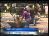 Madre baña a su hijo en pleno centro de Guayaquil
