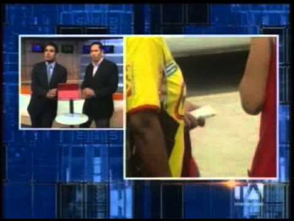 Revendedores de entradas en los exteriores del Monumental