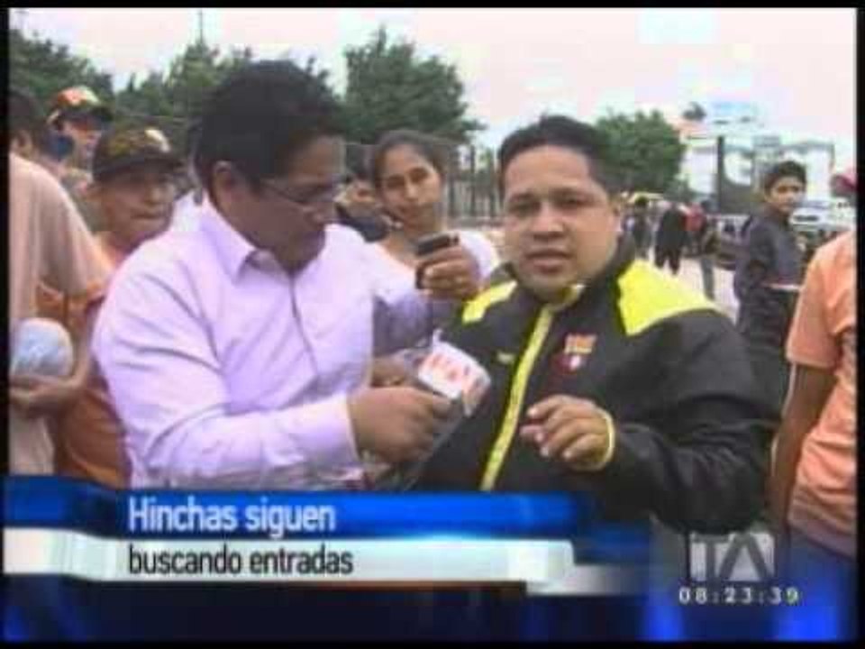Hinchas de Barcelona mantienen esperanza de conseguir boletos