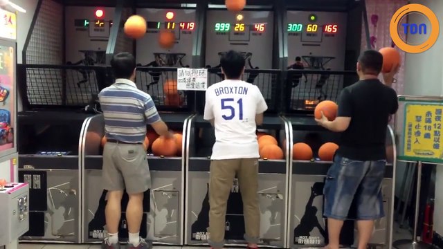 Cet homme est un dieu vivant du basket, il enchaîne panier sur panier !