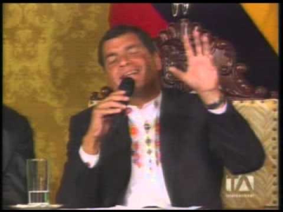 Rafael Correa responde preguntas de medios de c...