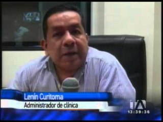 Delincuente apunta con pistola a un bebé para robar a su padre