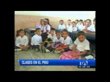 Niños reciben clases en el piso