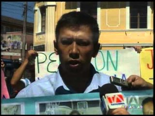 Madre se encadena en hospital para exigir justicia