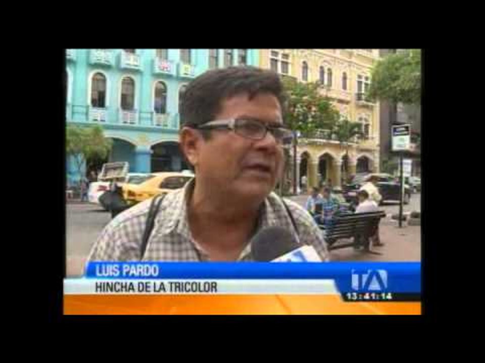 Hinchas ecuatorianos lamentan la muerte del 'Chucho'