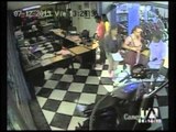 Mire cómo tres personas roban en un local de venta de motocicletas