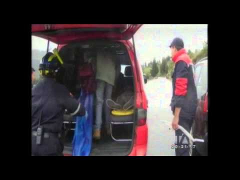 Un camión que transportaba madera cayó a un precipicio de 80 metros