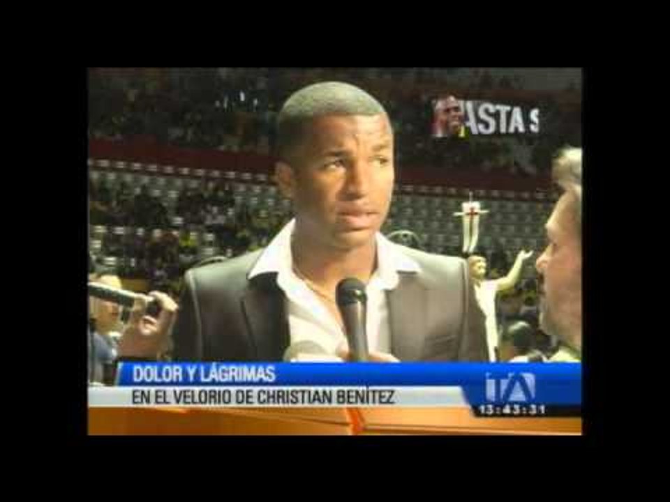 Miles de personas se acercan al féretro, dejan fotos y carteles