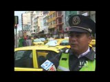 Personas prestan poca atención a nuevos vigilantes de tránsito en Ambato.