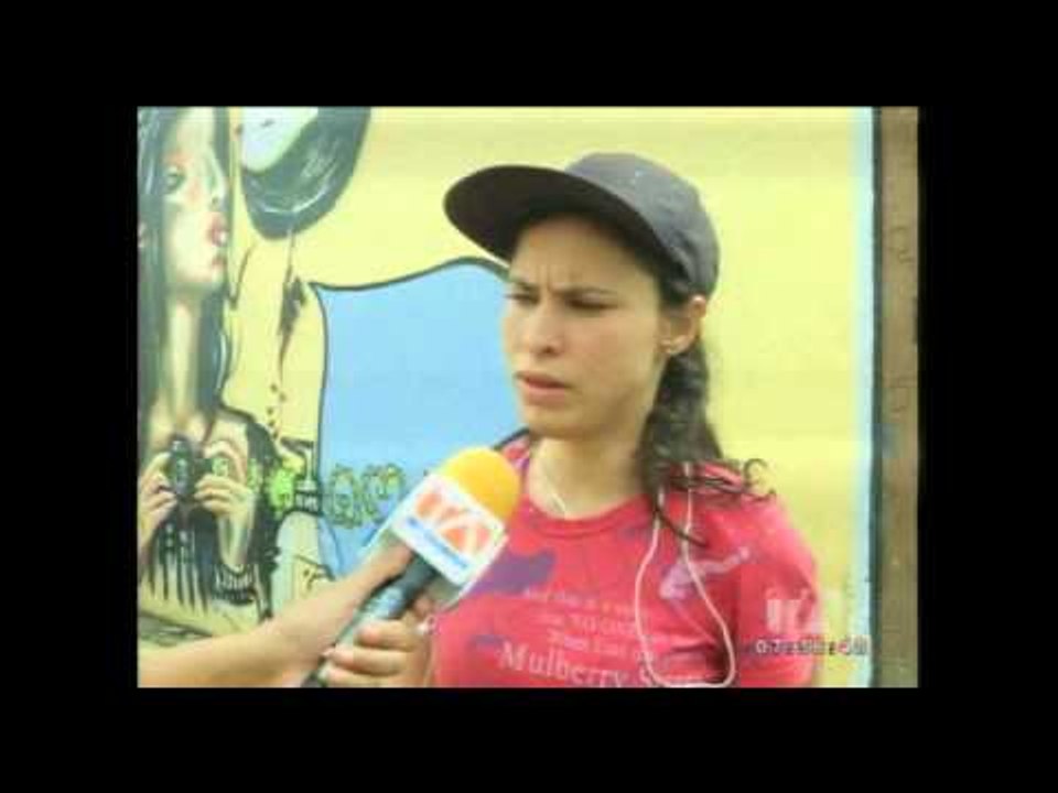 Artistas urbanos plasman sus graffitis en las paredes de Quito