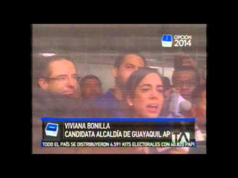 Viviana Bonilla ejerció su derecho al voto acompañada del canciller Ricardo Patiño