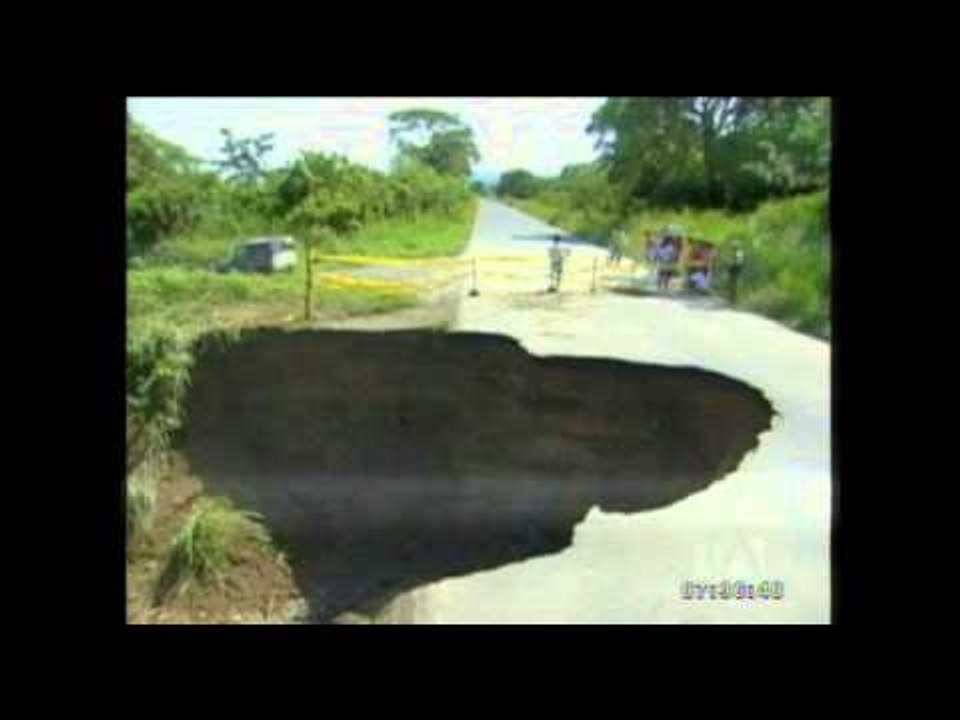 Fuertes lluvias provocan la ruptura de la vía Tachina-San Mateo en Esmeraldas