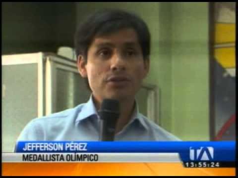 Jéfferson Pérez entrega becas a niños de Loja