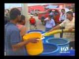 Ministerio de Vivienda reparte agua en Guayaquil