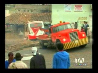 Un bus se impactó contra una vivienda en Guaranda