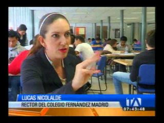 Estudiantes rinden examen de grado estandarizado