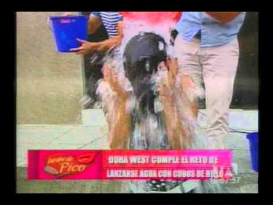Dora West acepta el reto del “cubo de agua helada”