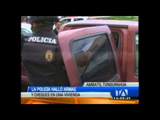 Policía encuentra armas y chueques en vivienda de Ambato