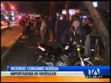Incendio consume bodega de importadora de vehículos en Guayaquil