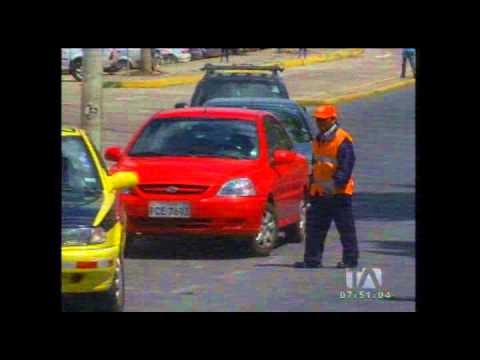 Cuidadores informales de vehículos generan malestar en los usuarios