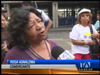 Comercientes se quejan en las afueras del Municipio de Quito