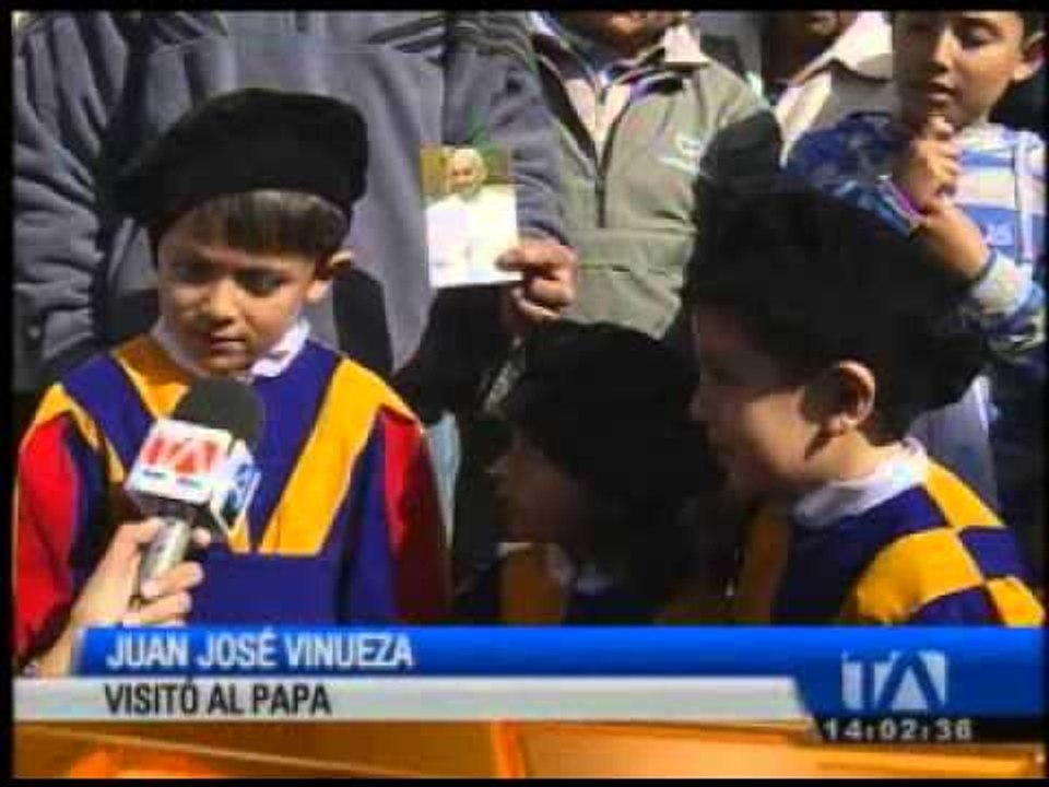 Tres niños vestidos como la Guardia Suiza visitaron al Papa