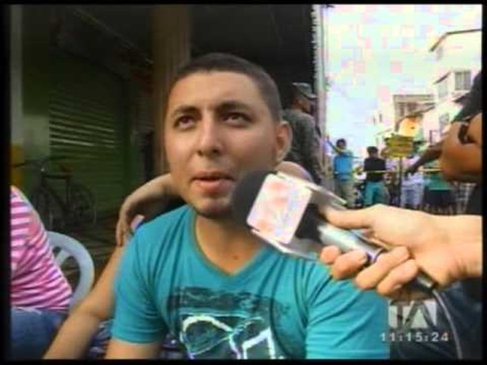 Padre busca desesperadamente a su familia bajo los escombros - Teleamazonas