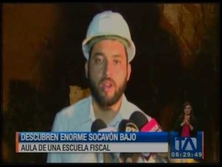 Descubren enorme socavón bajo en aula de una escuela fiscal