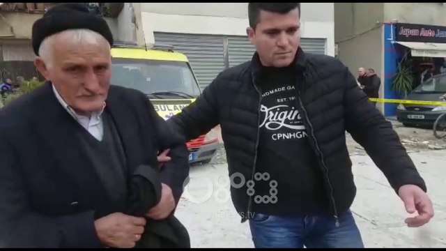 Ora News - Vrasja në Vlorë, momenti kur babai i viktimës mbërrin në vendngjarje