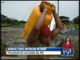 Agricultores intentan retirar palizadas de las bases de un puente en el río Caracol - Teleamazonas