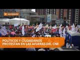 Políticos y ciudadanos protestan en las afueras del CNE