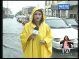 Calles inundadas y vehículos averiados por torrencial lluvia en Guayaquil