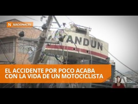 Una grúa chocó contra cinco postes de luz y una motocicleta