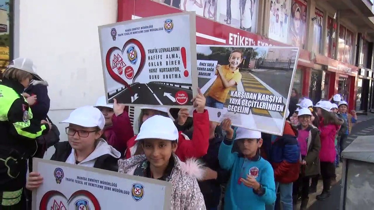 Soma Emniyet Müdürlüğü Öğrencilerle Birlikte Trafikte Araçlara  Döviz Gösterdiler Öncelik Yayaların Dediler