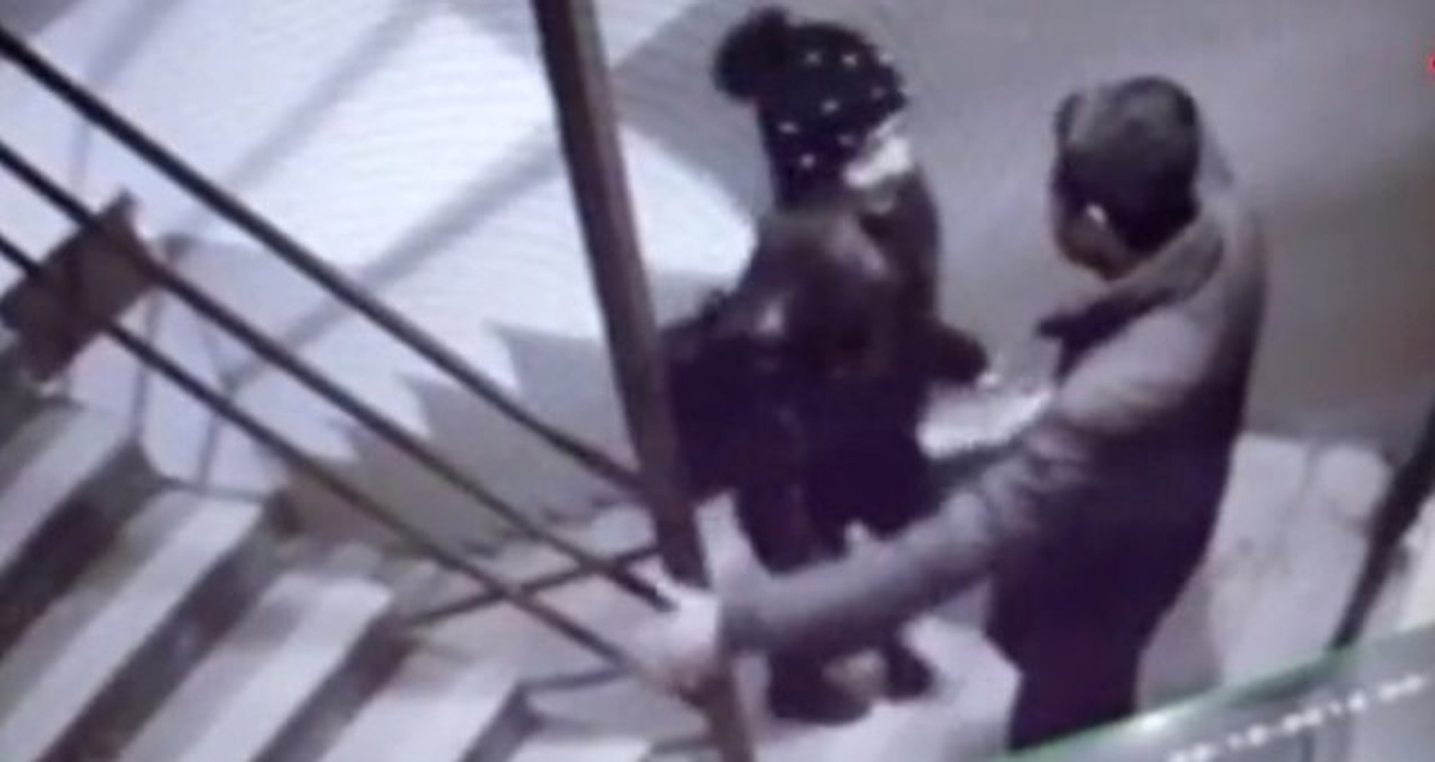 Girdikleri Apartmanda Öpüşüp Hırsızlık Yapan Sevgililer, Kameraya Yakalandı  - Dailymotion Video