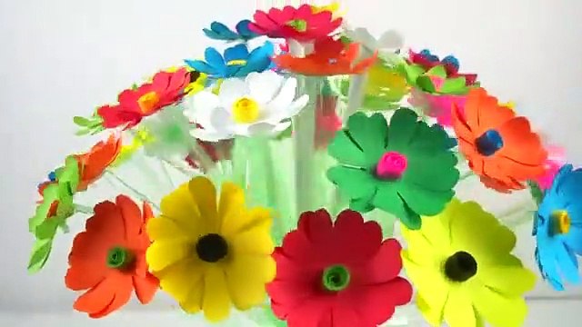 Como fazer um arranjo de garrafa pet e papel