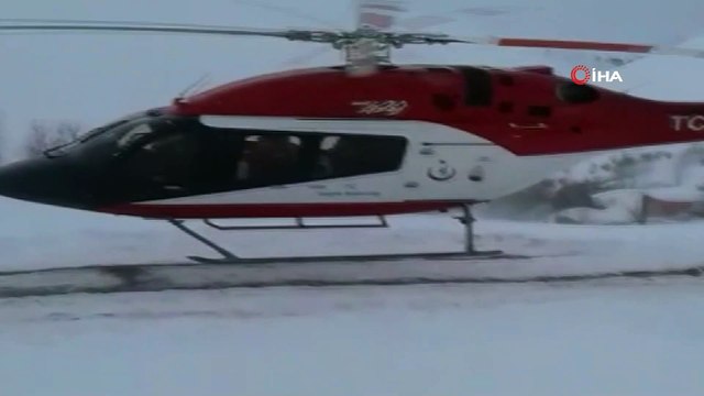 Hastaneye kaldırılırken ambulansta doğum yaptı