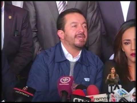 Tres bloques de oposición recogen firmas para juicio político a Glas