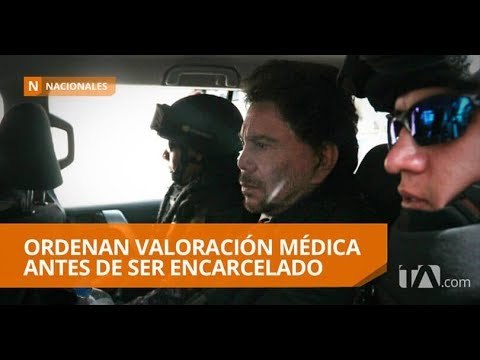 Policías, en los exteriores de la casa de Ricardo Rivera - Teleamazonas