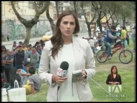 Largas filas se forman para abastecerse de agua potable en Quito