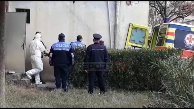 Report TV - Vrasja e gruas në Vlorë, momenti kur ambulanca merr trupin e viktimës