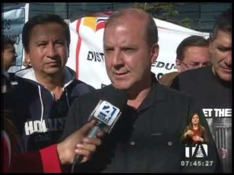 Servidores públicos protestan en el Ministerio de Educación