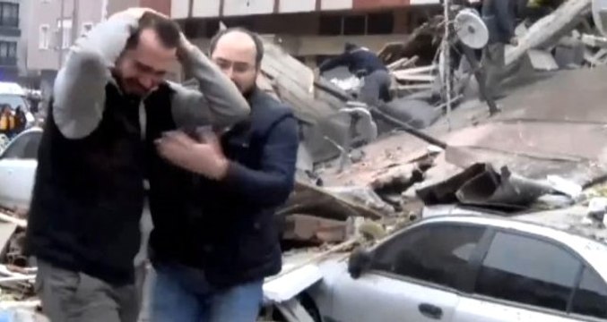 Kartal'da Çöken Binanın Enkazında Yakını Kalan Vatandaşın Çaresizliği Kameraya Yansıdı
