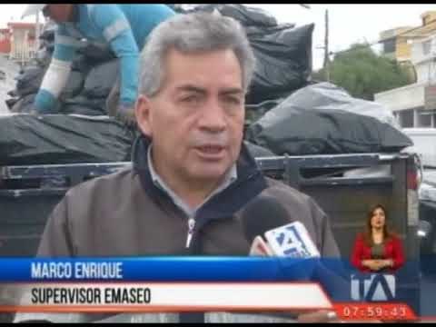 Trabajadores recogen la basura sin herramientas ni protecciones