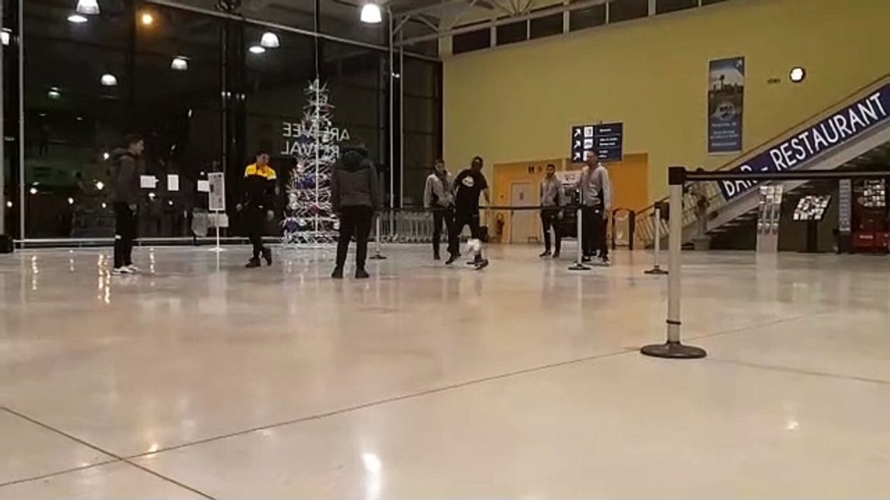 Les footballeurs de l'US Orléans patientent à l'aéroport de Vatry, en attendant le bus qui les ramènera à Orléans, après leur qualification en quart de finale de la Coupe de France à Metz